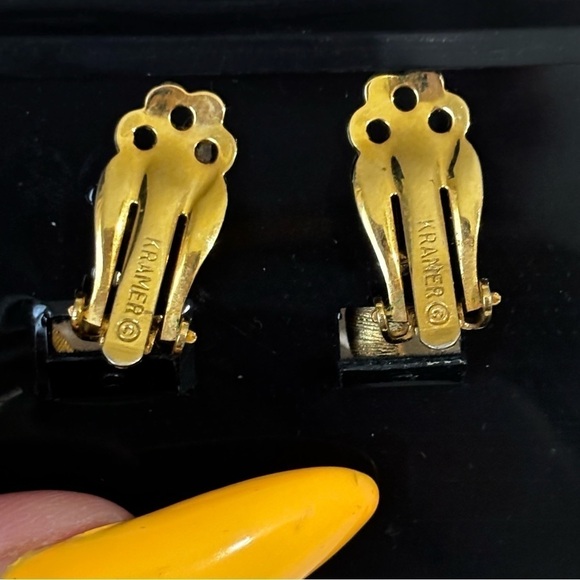 Kramer vintage signed matte gold tone spiral earrings #074 - Picture 4 of 6